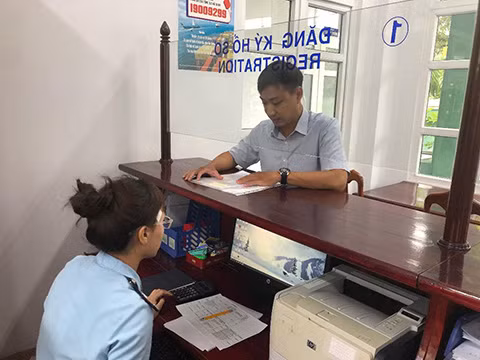 Cán bộ hải quan tiếp nhận và giải quyết thủ tục nhập khẩu cho DN. Ảnh: Hải Anh
