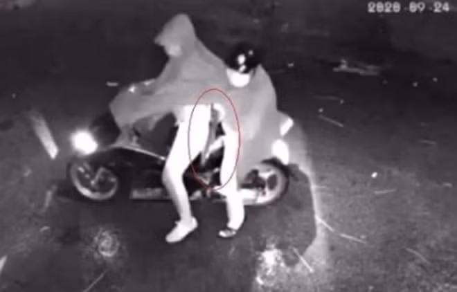 Hình ảnh 2 kẻ lạ mặt được camera an ninh ghi lại.