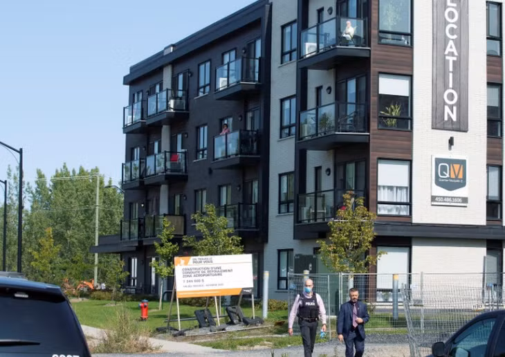 Cảnh sát điều tra gần căn hộ bị lục soát ở Canada. Ảnh: Reuters