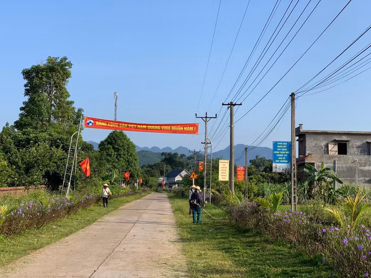 Chi hội phụ nữ thôn Mào Lẻng, xã Quảng Lâm, huyện Đầm Hà thực hiện phong trào ngày chủ nhật xanh.