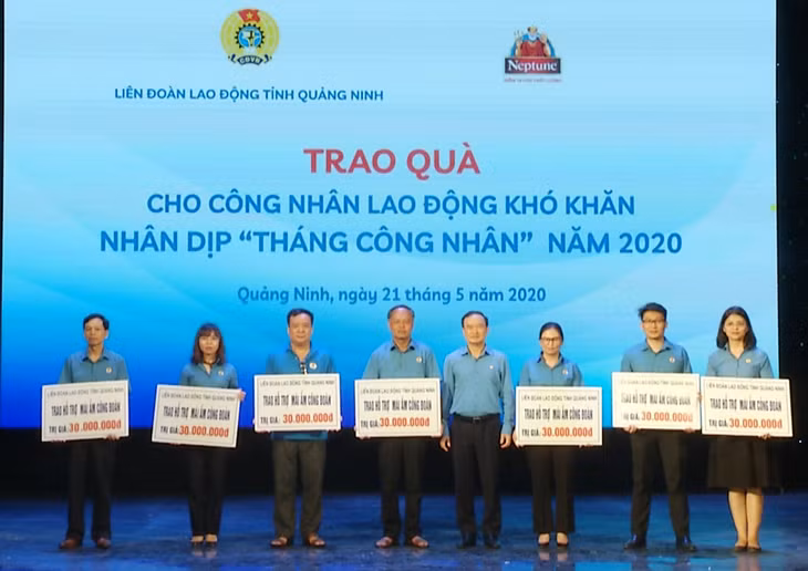 Trao Mái ấm công đoàn cho CNLĐ có hoàn cảnh khó khăn về nhà ở.