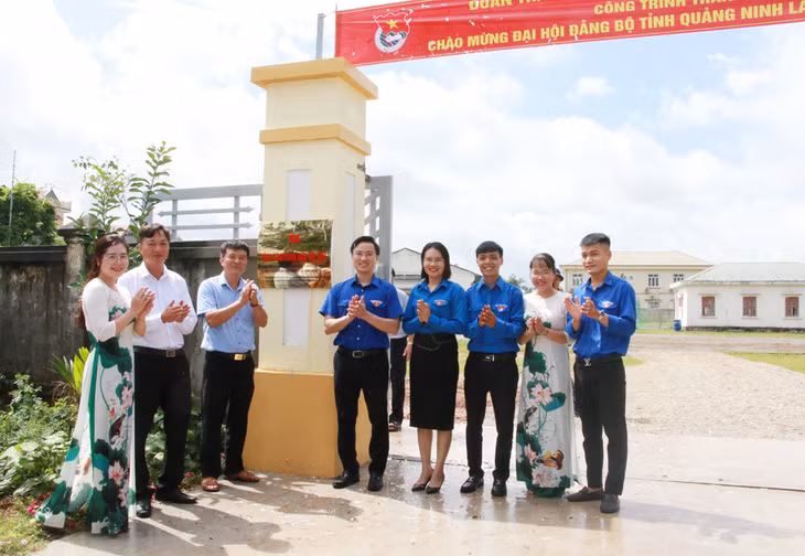 Các đại biểu cắt băng khánh thành công trình cải tạo, nâng cấp kho than mức +110 khu Lộ Trí, Công ty Cổ phần than Thống Nhất TKV.