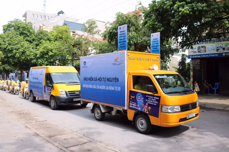 Ra quân tuyên truyền Tháng vận động triển khai BHXH toàn dân.