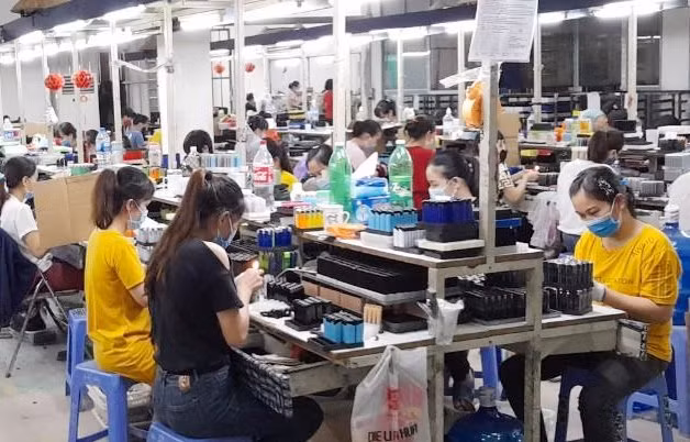 lao động làm việc tại phân xưởng tổng hợp- Công ty TNHH Điện tử Vạn Lực Việt Nam (KCN Cái Lân, TP Hạ Long)