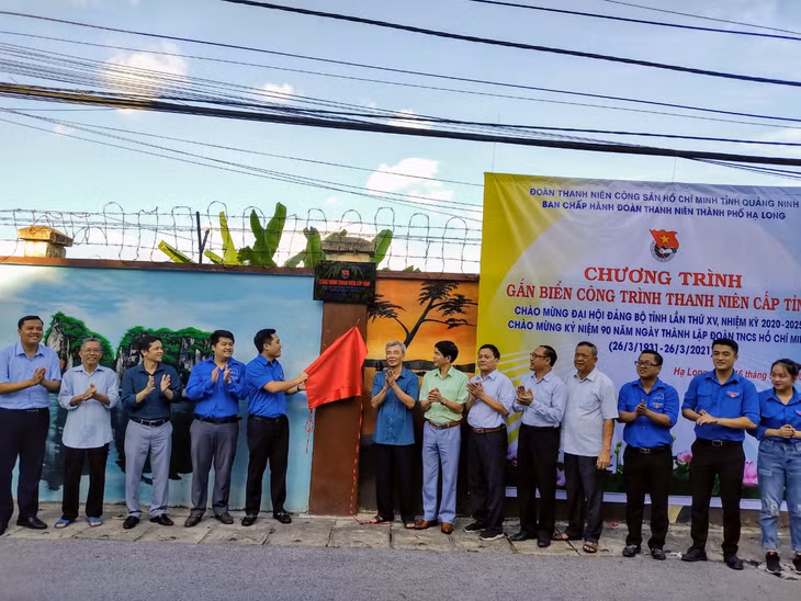 Các đại biểu kéo dải băng gắn biển công trình