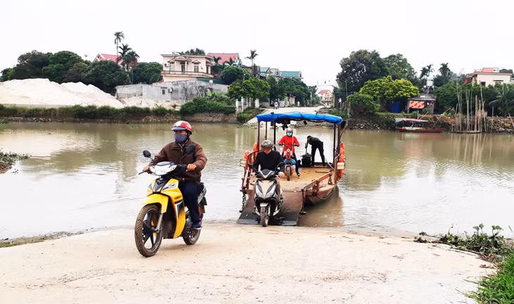Khách qua đò Đông Mai. Ảnh chụp năm 2019.