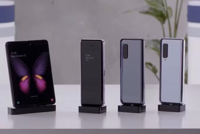 Galaxy Fold là smartphone đầu tiên của Samsung có màn hình dẻo, gập lại được.