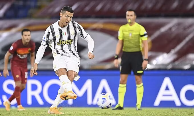 Ronaldo sút phạt đền gỡ hòa 1-1. Ảnh: LaPresse