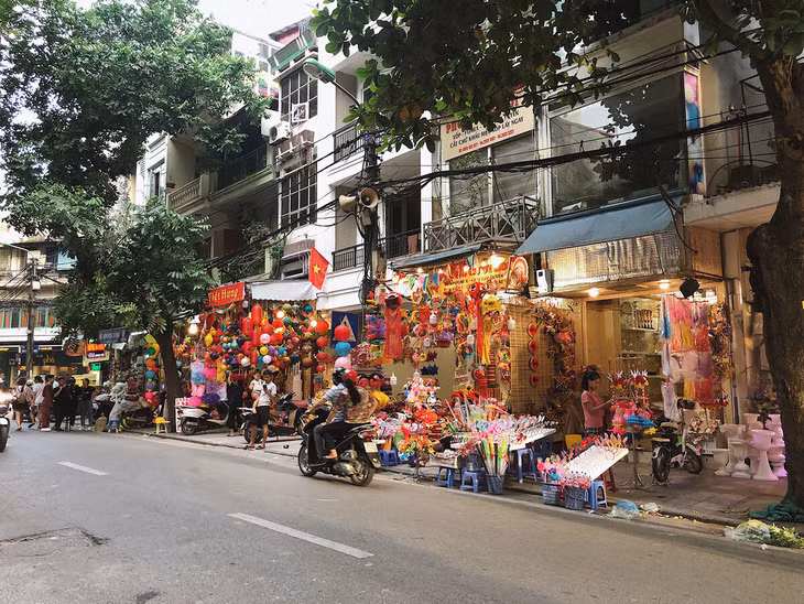 Còn 2 tuần nữa là đến Tết Trung thu, phố Hàng Mã đang khoác lên mình những sắc màu rực rỡ. Thông thường, đây là địa chỉ quen thuộc của nhiều du khách mỗi dịp rằm tháng tám.