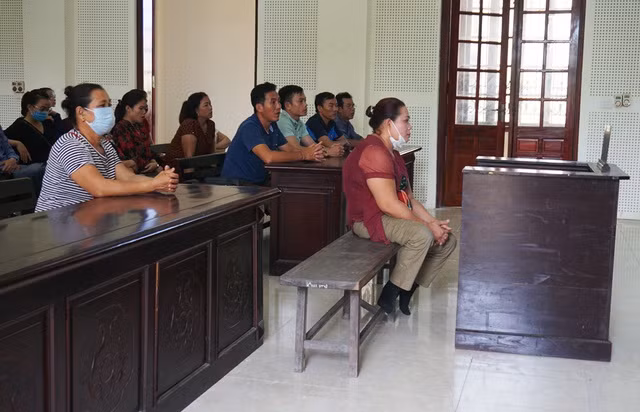 Người phụ nữ tàn tật này tự nhận là cán bộ Sở Nội vụ Nghệ An, có quen biết nhiều lãnh đạo các sở ngành để lừa chạy việc, chiếm đoạt hơn 3,4 tỉ đồng.