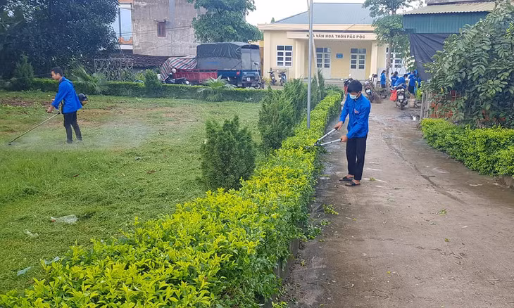 ĐVTN Xã Hoành Mô (huyện Bình Liêu) tham gia dọn vệ sinh môi trường tại các nhà văn hoá thôn