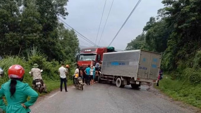 Tai nạn giữa xe thư báo và xe đầu kéo khiến QL3 bị tắc nghẽn. Ảnh: Mạnh Cường.