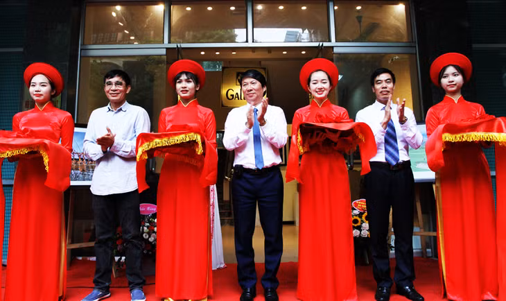 Đại biểu cắt băng khai mạc triển lãm.