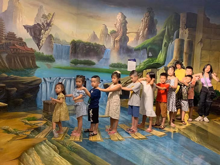 Du khách vui chơi tại Công viên Mặt trời Hạ Long.