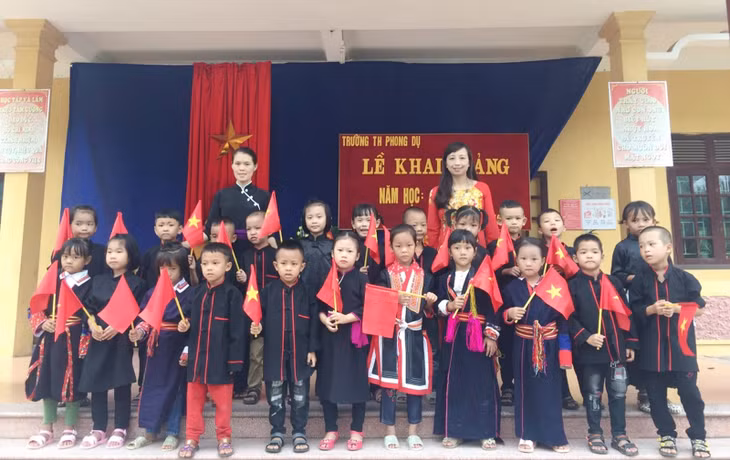 Cô Lành cùng học sinh 