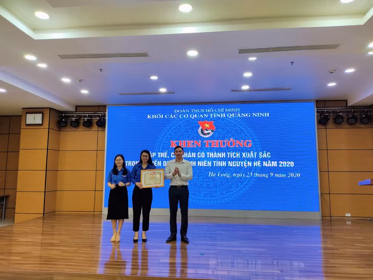 Đoàn Khối các cơ quan tỉnh nhận Bằng khen của Trung ương Đoàn về thành tích xuất sắc trong Chiến dịch thanh niên tình nguyện hè năm 2020.