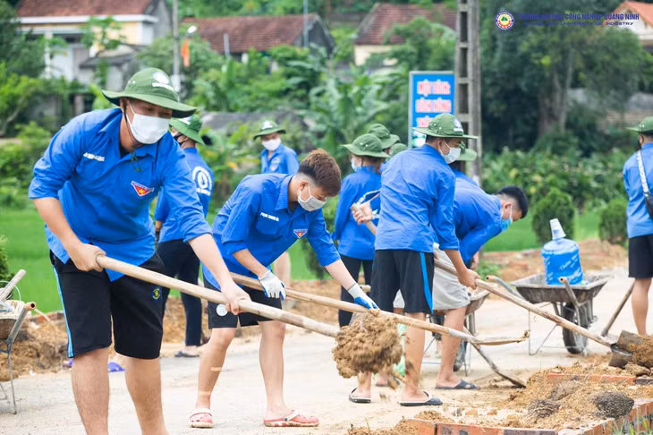 Sinh viên tình nguyện trường Đại học Công nghiệp Quảng Ninh với chiến dịch tình nguyện hè tại xã Dân Chủ, TP Hạ Long