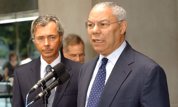 Cựu ngoại trưởng Mỹ Colin L. Powell (phải) tại cuộc gặp với cựu ngoại trưởng Canada Pierre Pettigrew ở thủ đô Washington hồi tháng 8/2004. Ảnh: Bộ Ngoại giao Mỹ.
