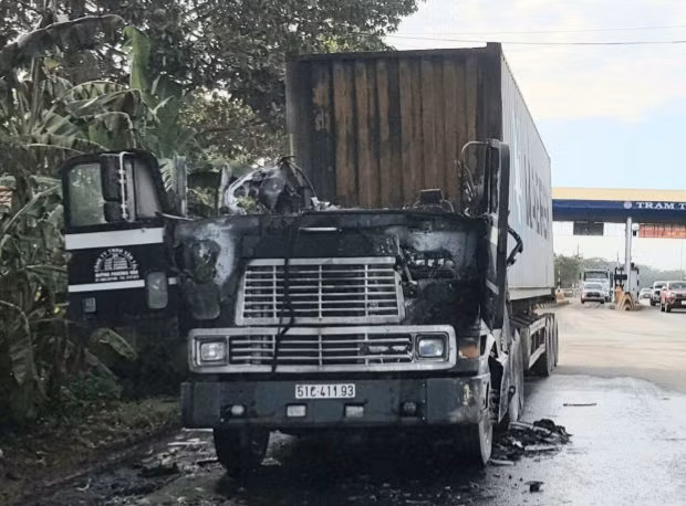 Xe container bốc cháy dữ dội ở Bình Phước