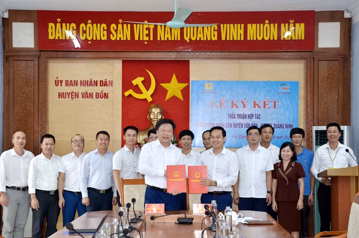 Đại diện lãnh đạo 2 đơn vị ký kế hoạch phối hợp.