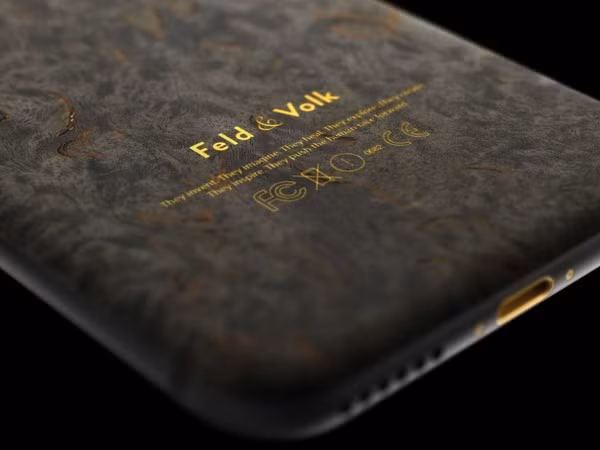Tuy nhiên nếu bạn không thích một phiên bản iPhone... toàn vàng, hãng này cũng cung cấp một sản phẩm iPhone 6 