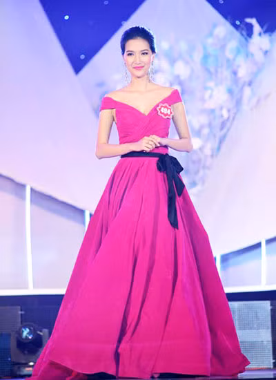 Phạm Mỹ Linh (Linh Sunny) là một trong những hot girl nổi tiếng Hà Nội và được đánh giá cao tại cuộc thi năm nay. Cô từng giành ngôi vị quán quân cuộc thi Người dẫn chương trình - Én vàng 2014.