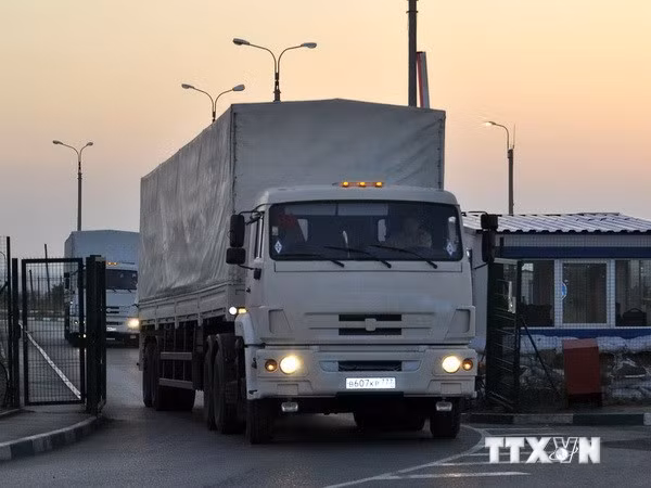 Xe cứu trợ của Nga vào Ukraine. (Nguồn: AFP/TTXVN