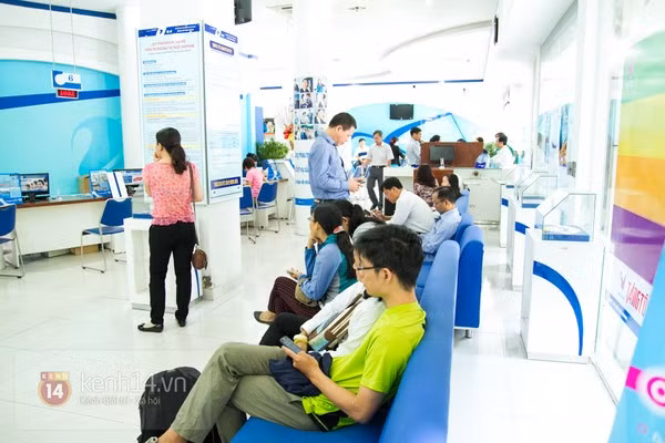 Năm nay sức mua iPhone mới tại Việt Nam vẫn tốt nhưng không khí tại các cửa hàng trong ngày mở bán đầu tiên có vẻ trầm lắng hơn mọi năm. Ảnh: Thi Đoàn