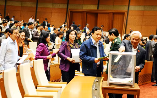 Các đại biểu đánh giá tín nhiệm 50 chức danh lãnh đạo sáng 15/11. Ảnh: Thanh Xuân.