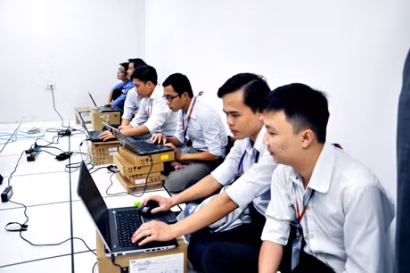 Các chuyên gia cài đặt hệ thống phần mềm trên các máy chủ tại Trung tâm tích hợp dữ liệu tỉnh.Ảnh: Hữu Duy