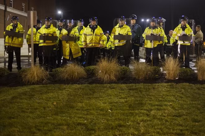 Lực lượng vệ binh quốc gia tham gia chông bạo động ở Ferguson. (Nguồn: Reuters)