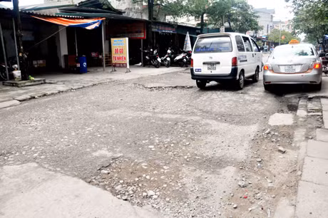 Một đoạn đường qua khu phố 3, phường Hải Hoà (TP Móng Cái) hư hỏng nghiêm trọng.