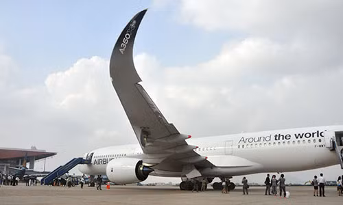 Chiếc máy bay A350 XWB mới nhất của hãng Airbus tại sân bay Nội Bài ngày 22/11. Vietnam Airlines sẽ là khách hàng thứ hai trên thế giới nhận chiếc máy bay này.