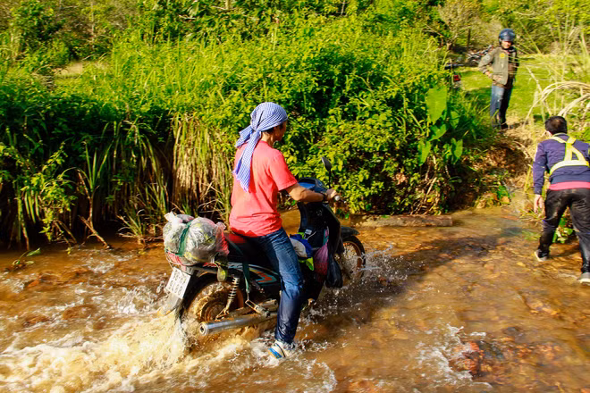 Nhưng niềm vui thưởng thức không kéo dài lâu, đường bắt đầu ngập trong sình lầy. Và những con suối với bờ dốc lên cao khiến nhiều đoạn phải khiêng xe để vượt qua.