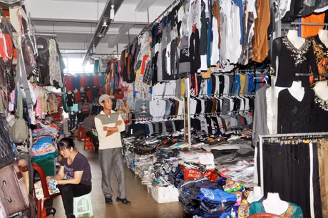 Các chợ truyền thống không khí mua sắm kém sôi động hơn.