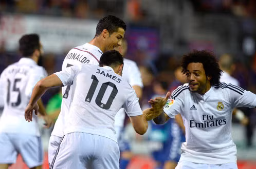 Ronaldo ăn mừng bàn thắng cùng James và Marcelo - Ảnh: Reuters