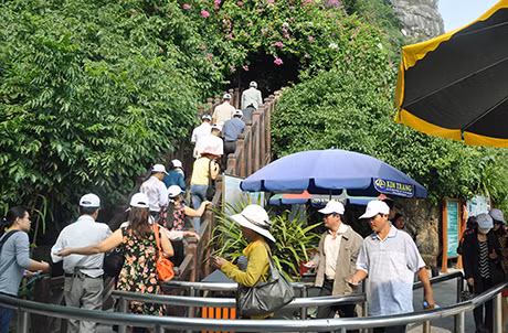 Khách du lịch lên tham quan động Thiên Cung.