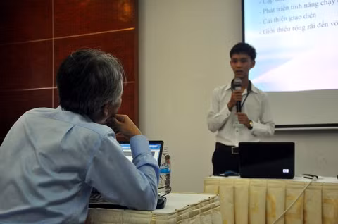 Anh Ngữ rất bình tĩnh bảo vệ tính hiệu quả của sản phẩm “Cùng bạn học tiếng Anh” trước Hội đồng Chung khảo - những chuyên gia hàng đầu về CNTT, hôm 16/11. (Ảnh Duy Huy) 
