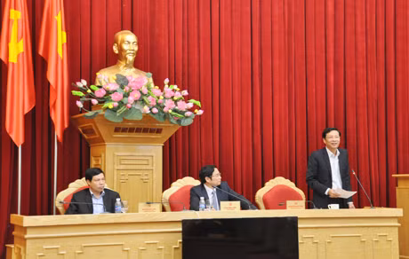 Chủ tịch UBND tỉnh phát biểu tại hội nghị.