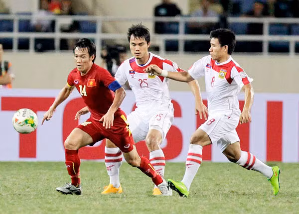 Tấn Tài (14) góp công lớn trong trận thắng Lào 3-0 bằng những đường chuyền sắc sảo.