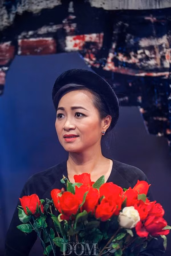 Diễn viên Linh Huệ trong vở 'Những người con Hà Nội'.