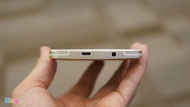 Các cổng kết nối bố trí ở cạnh dưới.