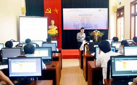 CBCCVC chuyên trách về CNTT tham gia khoá đào tạo về quản trị, điều hành hệ thống thông tin do UBND tỉnh tổ chức năm 2014.