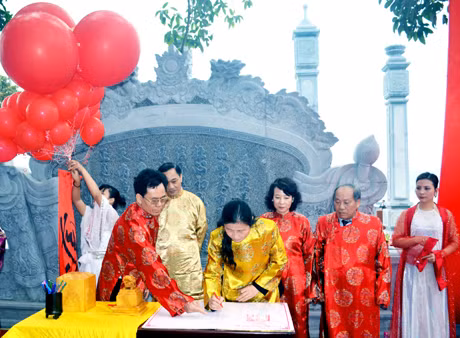 Đồng chí Đỗ Thị Hoàng, Phó Bí thư Thường trực Tỉnh uỷ, Trưởng Đoàn ĐBQH tỉnh đang khai bút đầu xuân Giáp Ngọ 2014 tại Khu văn hoá núi Bài Thơ (TP Hạ Long). 