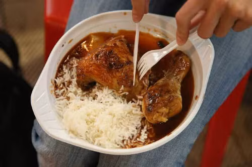 Được tẩm ướp gia vị cay xè nên món Jerk Chicken rất cay.