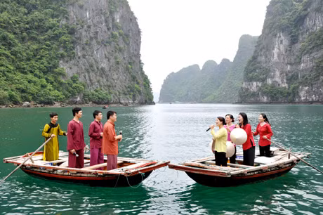 Hát giao duyên trên Vịnh Hạ Long đang được gìn giữ, bảo tồn gắn với các hoạt động phục vụ khách du lịch trên VHL.