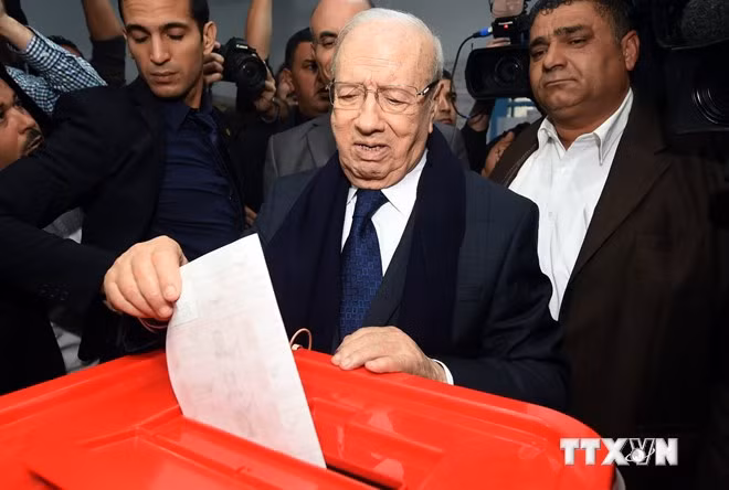 Cựu Thủ tướng, ứng cử viên tổng thống Beji Caid Essebsi bỏ phiếu tại một địa điểm bầu cử ở thủ đô Tunis. (Nguồn: AFP/TTXVN)