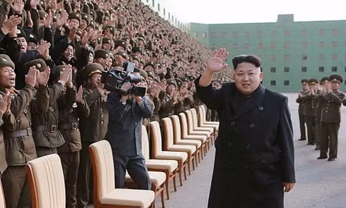Lãnh đạo Triều Tiên Kim Jong-un chụp ảnh cùng các chỉ huy tiểu đoàn quân đội và giảng viên chính trị. Ảnh: Reuters