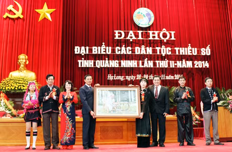 Đồng chí Sơn Phước Hoan, Thứ trưởng, Chủ nhiệm Ủy ban Dân tộc Chính phủ tặng quà lưu niệm cho Đại hội