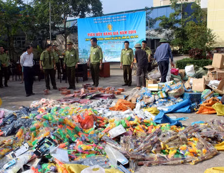 Tiêu hủy toàn bộ số hàng giả bị lực lượng QLTT khu vực miền Đông thu giữ năm 2014